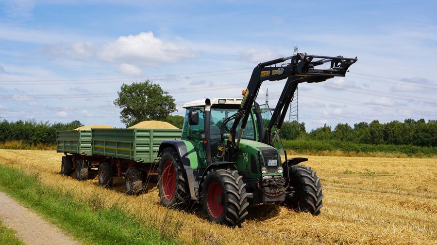 Tracteur dans un champ de céréales